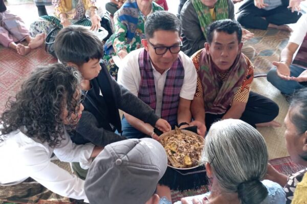 Minta Doa Restu Ke Kampung Halaman, Abetnego Tarigan di Suguhkan Manuk Sangkep Minta Doa Restu Ke Kampung Halaman, Abetnego Tarigan di Suguhkan Manuk Sangkep