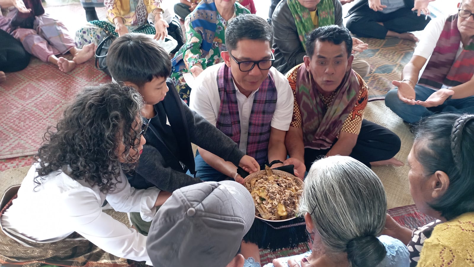 Minta Doa Restu Ke Kampung Halaman, Abetnego Tarigan di Suguhkan Manuk Sangkep Minta Doa Restu Ke Kampung Halaman, Abetnego Tarigan di Suguhkan Manuk Sangkep
